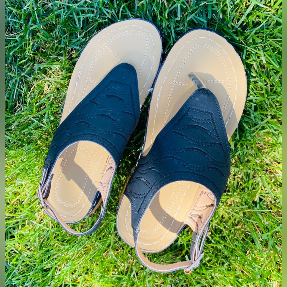 NWOT Ladies Fun Black&Tan Sandals Sz-38/US-7.5 Gold Buckle-Contrasting Stitching